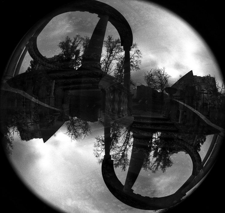 Эшеризм.  
Мультиэкспозиция с поворотом камеры. Объектив - Пеленг.