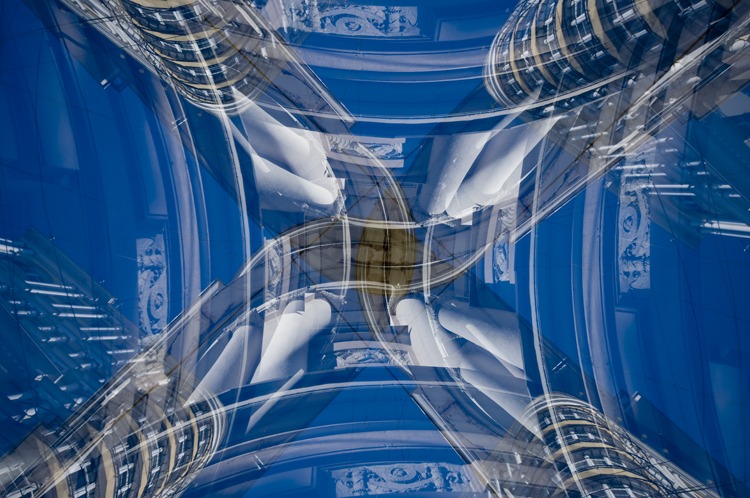 четырехкратная цифровая мультиэкспозиция с поворотом камеры.
Постобработка - увеличение контраста.