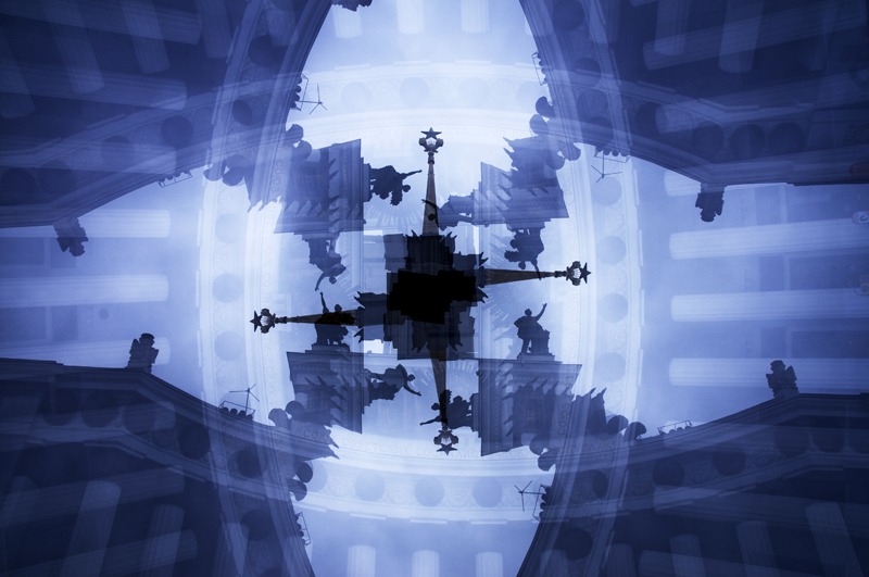 ВВЦ
четырехкратная цифровая мультиэкспозиция с поворотом камеры. Постобработка - увеличение контраста.