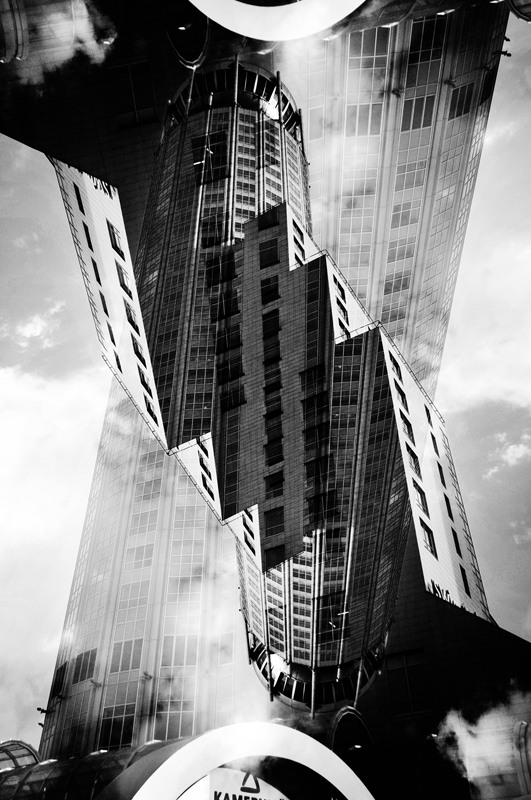 мультиэкспозиция в два кадра с поворотом камеры
перевод в ч-б