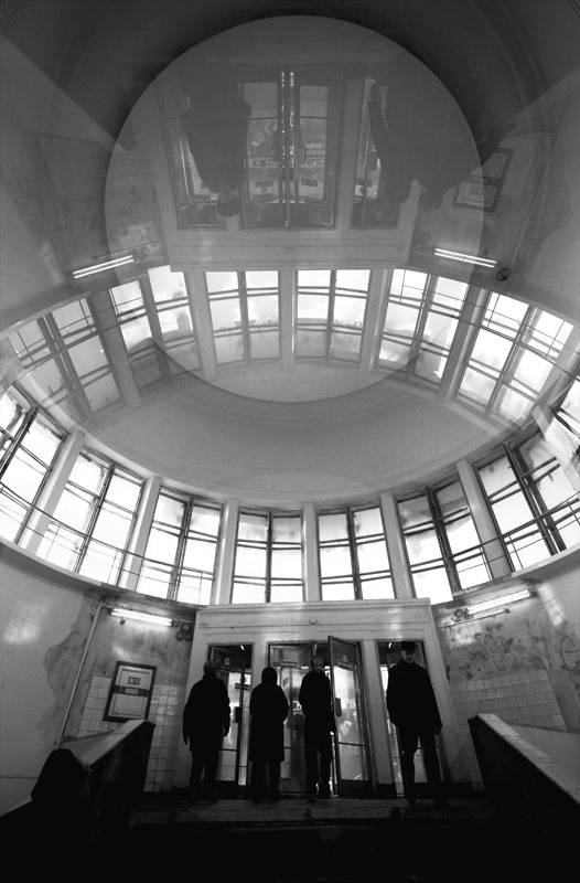 Мультиэкспозиция в два кадра на цифровой фотоаппарат с поворотом камеры на 180 градусов. Перевод в ч-б, контраст кривыми.